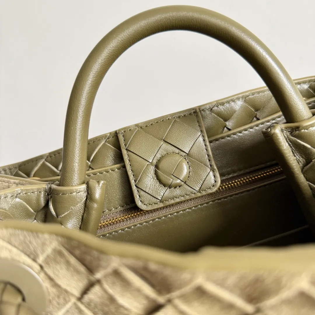 The 2023 new Andiamo batch of 1960 BV has been shipped‼ ️Really popular🔥The new Andiamo woven handbag launched by Bottega Veneta this season is really popular all over the world! ! Celebrities at home and abroad have worn it, and Oscar-winning actress Michelle Yeoh has taken it out on the street. Song Jia, Trai Yara, Yu Feihong, Sanji Ayaka, Rosie Hunting-Whiteley, Yoshioka Riho, etc. have all picked up this bag. It is classic and versatile, showing off its temperament, and the bag capacity is also large, which is very convenient for daily commuting! ! A variety of carrying methods, the shoulder straps can be adjusted by yourself, the original lambskin feels soft and delicate, and the neutral style is created to break gender boundaries and bring a more practical and longer-lasting use experience. Andiamo, which has both elegant and casual styles, perfectly interprets the true appearance of "fashionable old money style". Style number: 743568 (suede) Size: 25*22*10.5cm